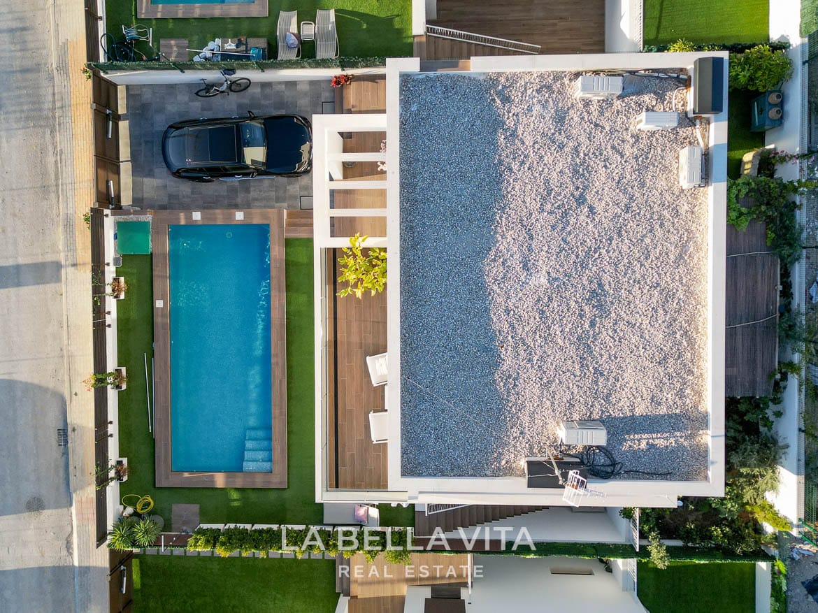 Modern Resale Villa with Basement and Private Pool for Sale in Finestrat-55 Overhead view of the villa roof, private pool, garden and parking area in Finestrat, Alicante.
