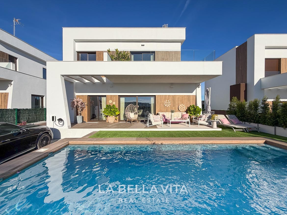Modern Resale Villa with Basement and Private Pool for Sale in Finestrat Front of the modern villa with private pool, covered seating terrace and upper balcony in Finestrat, Alicante.