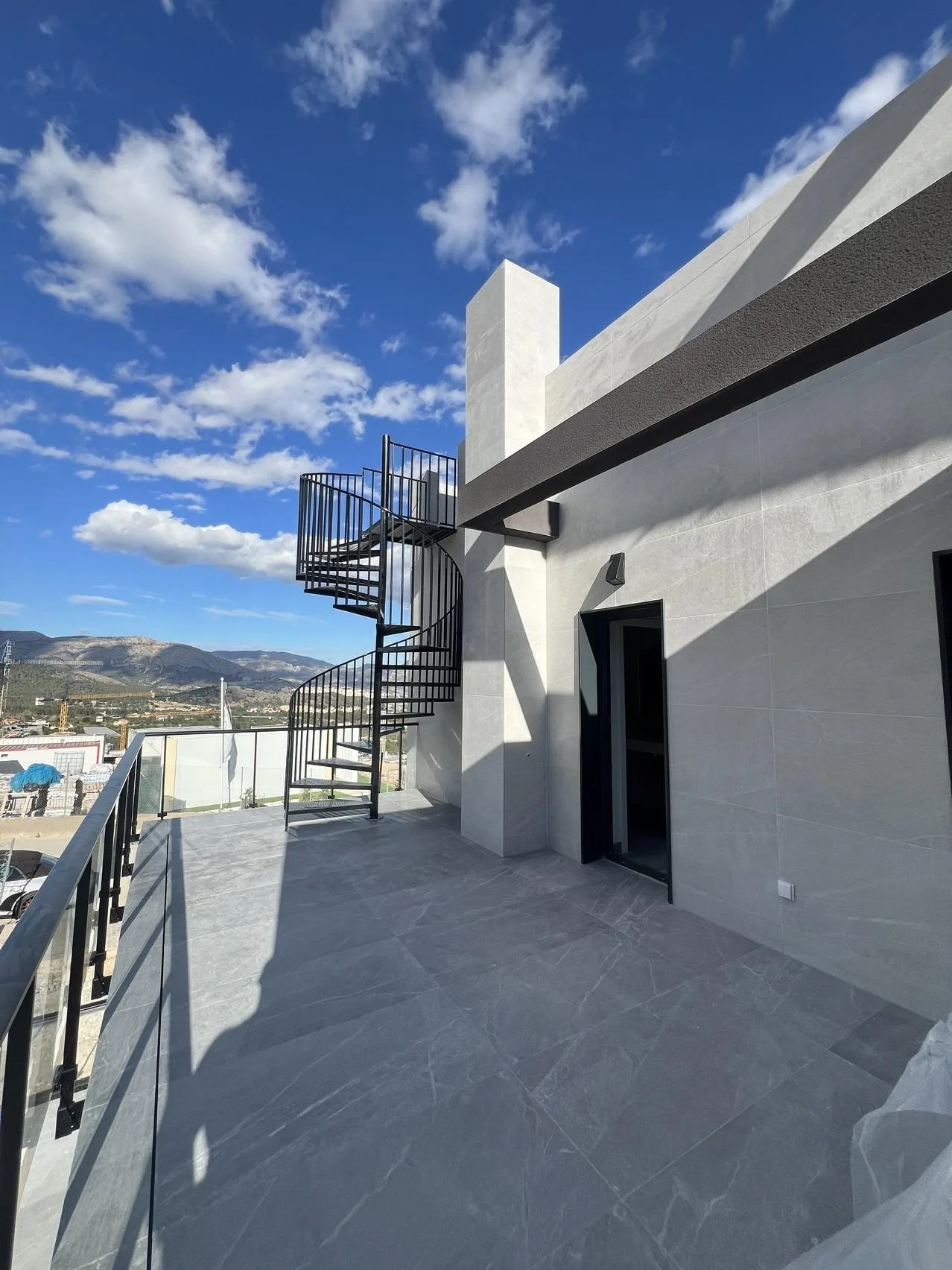 NEW-BUILD-SEMI-DETACHED-VILLAS-IN-POLOP-24 Ruhig gelegene Neubau-Doppelhaushälfte mit 3 Schlafzimmern, Pool und Dachterrasse in Polop, Alicante