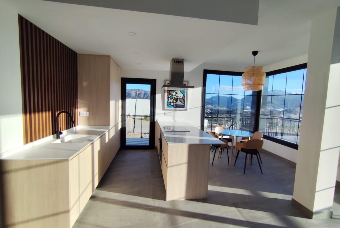 Open-plan kitchen and dining area in a Polop show home, Alicante