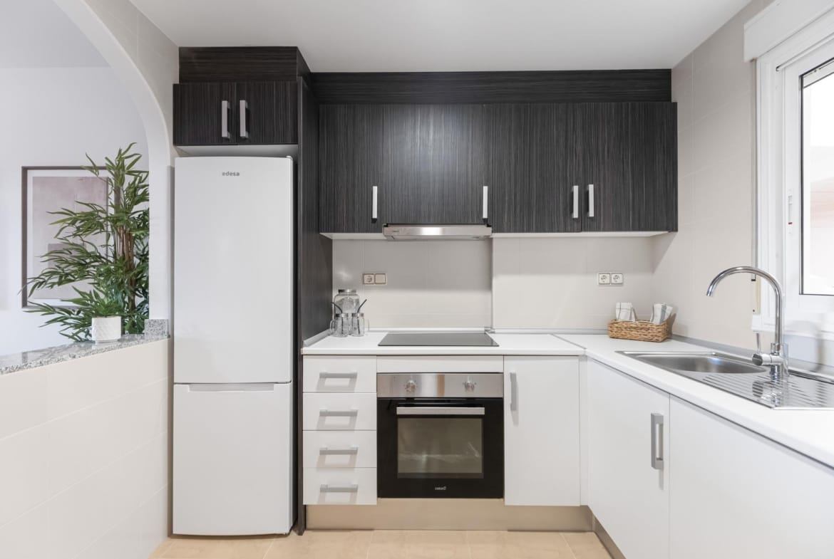 Fitted kitchen with oven, hob and refrigerator in Lomas de Cabo Roig, Alicante