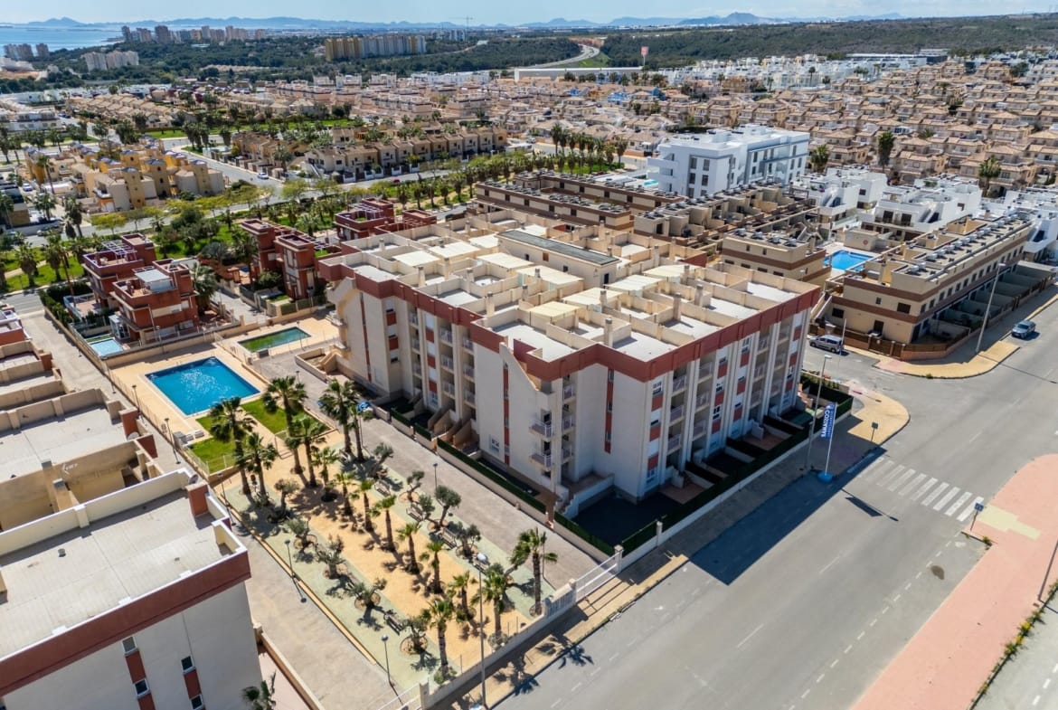 Apartment buildings and landscaped communal grounds in Lomas de Cabo Roig, Alicante
