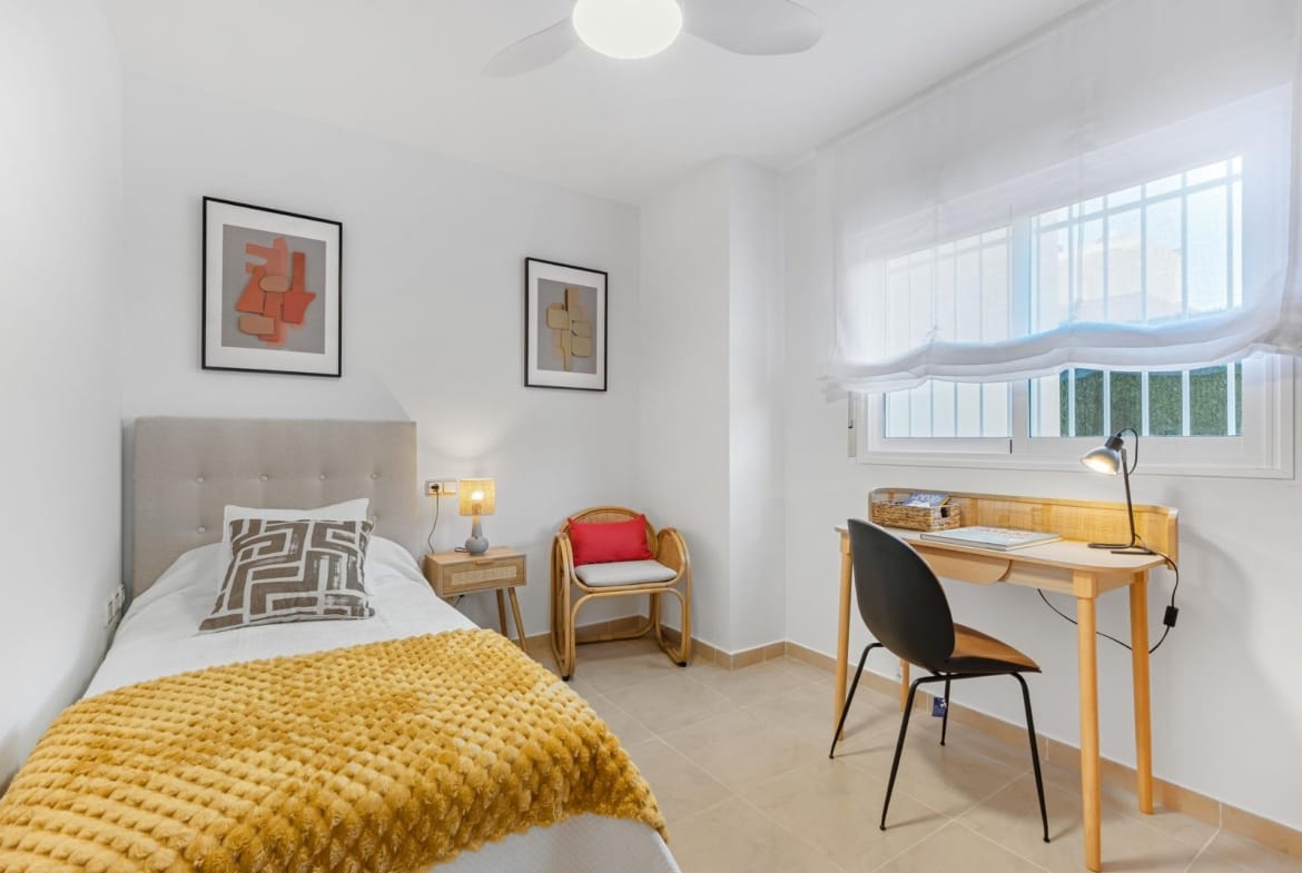 Twin bedroom with desk beside the window in Lomas de Cabo Roig, Alicante