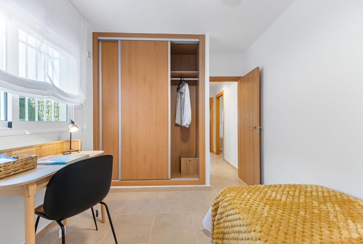 Twin bedroom with fitted wardrobe and study desk in Lomas de Cabo Roig, Alicante