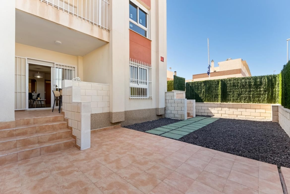 Ground-floor apartment patio and outdoor space in Lomas de Cabo Roig, Alicante