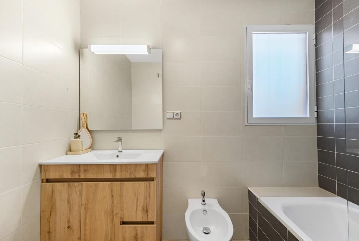 Bathroom with vanity unit, toilet and bath in Lomas de Cabo Roig, Alicante